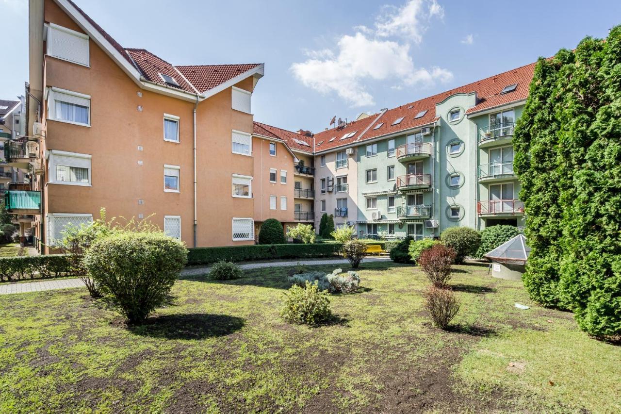 Beautiful Three Bedrooms Apartment With Free Parking Close To The Danube Coast Budapest Exterior foto